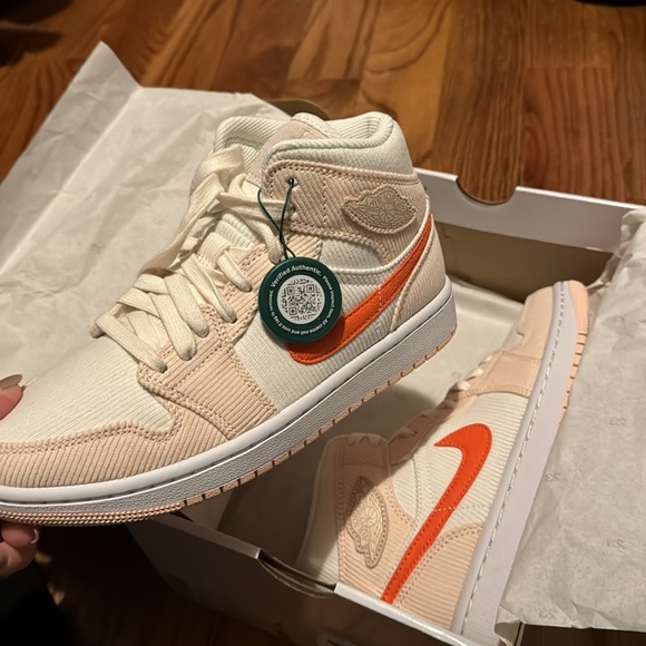 New in box women’s Jordan mid - Picture 3 of 7